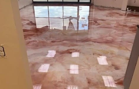 Among Miami epoxy flooring, commercial metallic floor coating combines durability and style, being the perfect choice for commercial spaces in Miami.